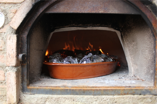 Prepare sus asados en un verdadero horno de leña o intente hacer su propio pan artesanal.