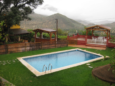 Césped, piscina y vistas del paraje típico de Jaén.